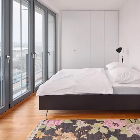 Apartmán Days - Spacious With Balcony By The Vltava River In Karlin Praha