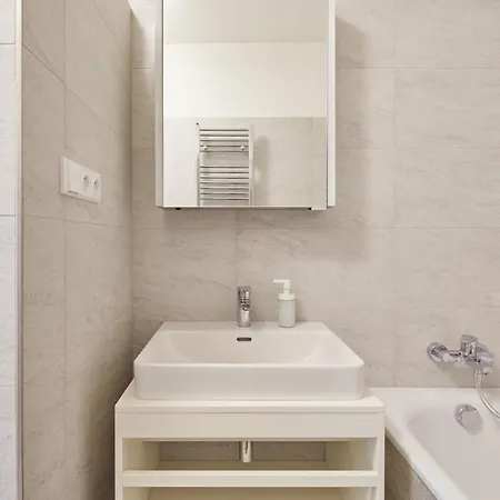 Apartmán Days - Spacious With Balcony By The Vltava River In Karlin